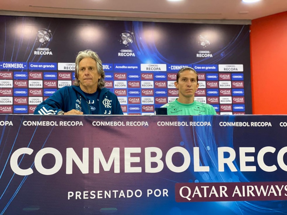 Jesus e Filipe Luis — Foto: Cahê Mota / GloboEsporte.com