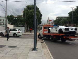 Carros de empresário sendo transferidos para Justiça Federal (Foto: Henrique Coelho/G1)