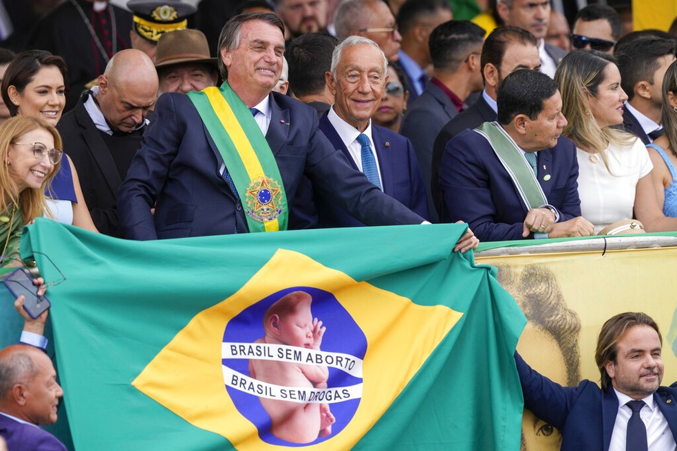Jair Bolsonaro ao lado de Marcelo Rebelo de Sousa, de Portugal, em 7 de setembro de 2022 — Foto: Eraldo Peres/AP