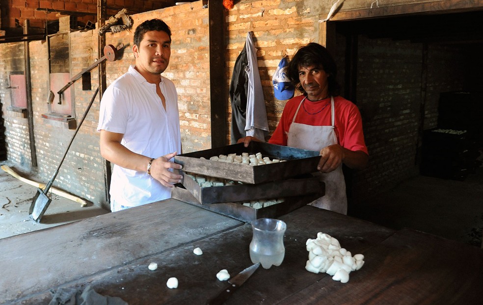 Salvador cabañas fazendo pão — Foto: Agência AFP