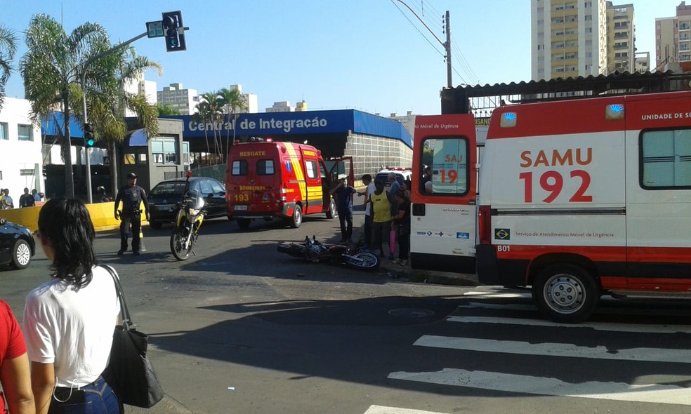 Batida Entre Carro E Moto Em Cruzamento No Centro Deixa Dois