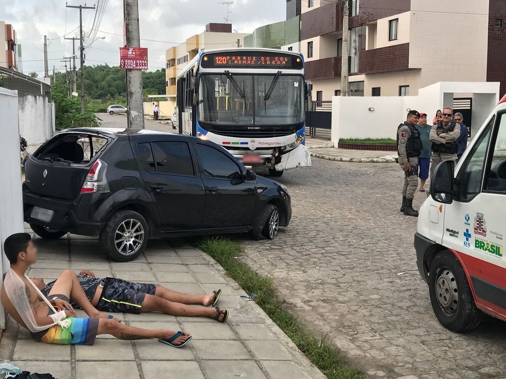 Acidente aconteceu no bairro do Valentina, em João Pessoa. (Foto: Walter Paparazzo/G1)