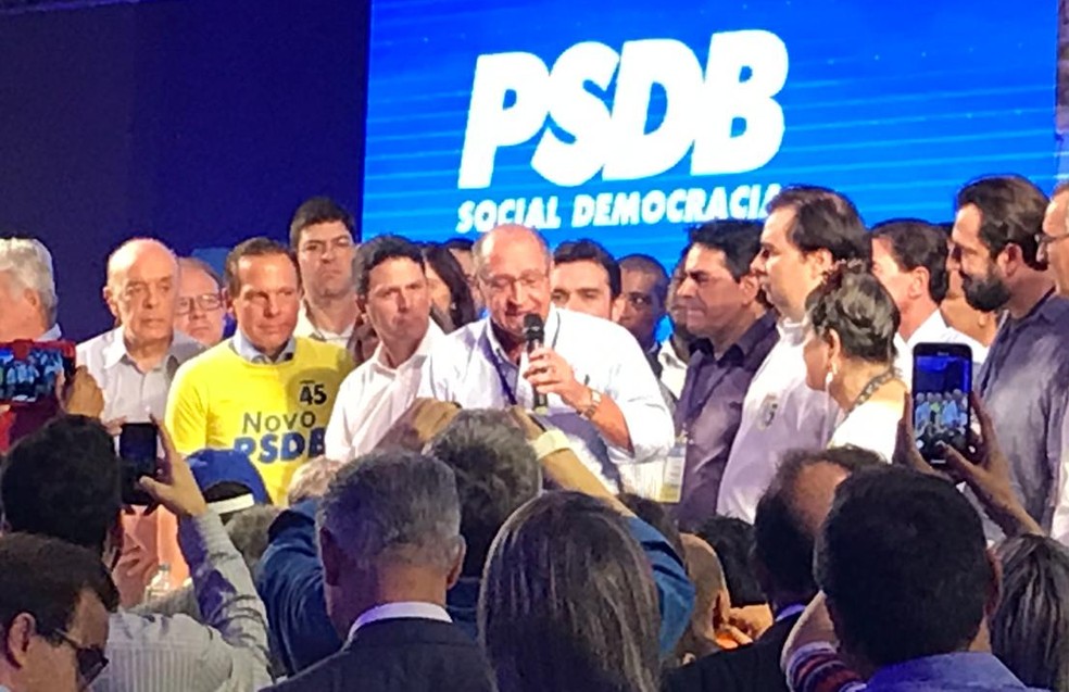 Bruno AraÃºjo, entre Doria e Alckmin, participou da convenÃ§Ã£o do PSDB, em BrasÃ­lia â€” Foto: Fernanda Calgaro/G1