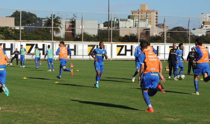 Suar a camisa: Grêmio prioriza parte física e faz treino puxado no Olímpico