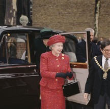 A monarca sempre desfilava com uma bolsa da grife britânica Launer nas mãos. Elizabeth II foi fiel à marca desde 1968, quando Sam Launer a enviou a ela um exemplar do acessório. Aqui, ela aparece com ele em 1996