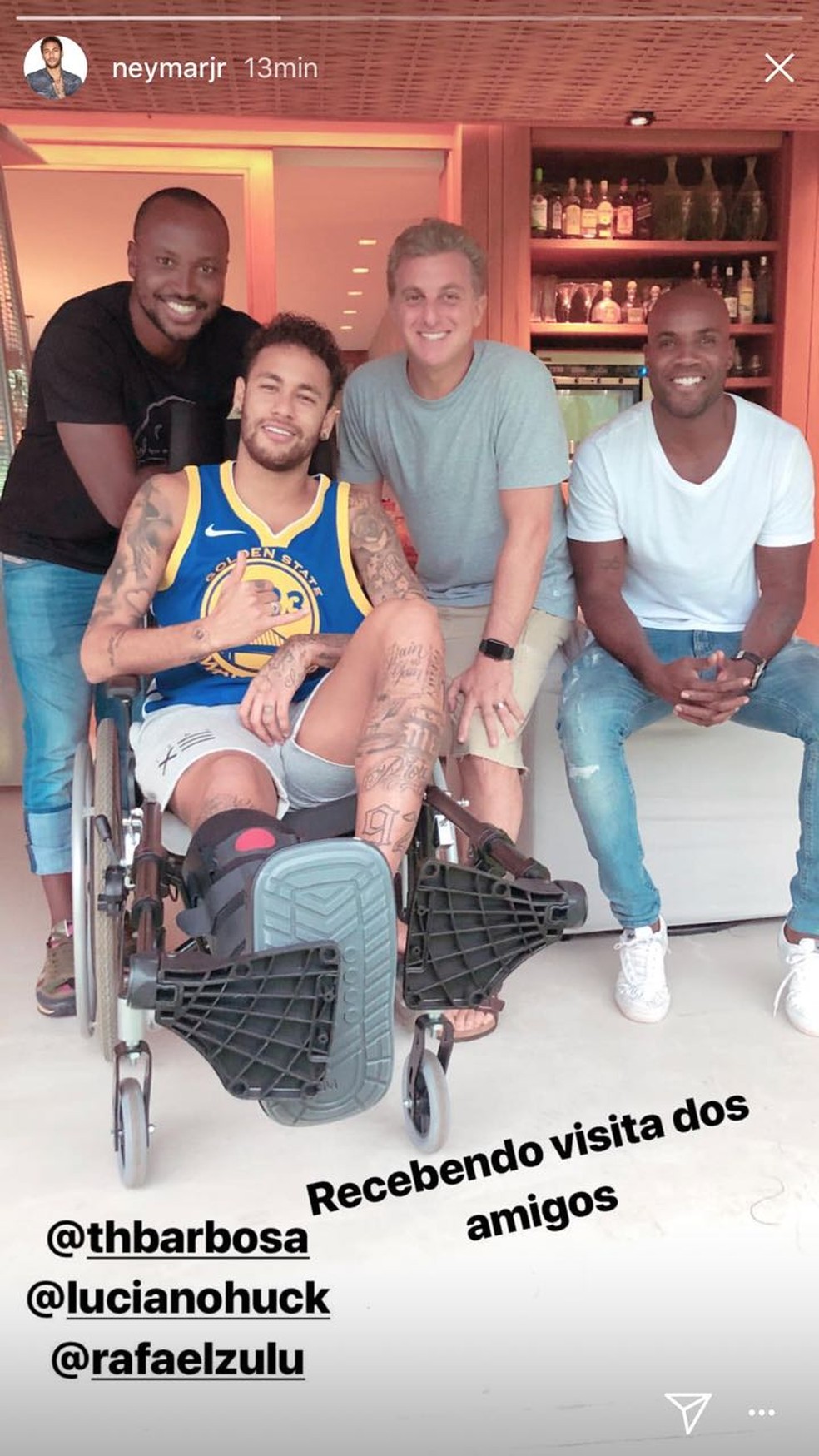 Neymar recebe visita de Huck, Thiaguinho e Zulu (Foto: Reprodução Instagram)