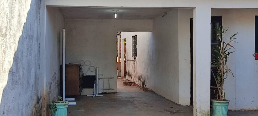 Mulher foi morta a facadas pelo marido, que deixou um bilhete no local do crime — Foto: Claudinei Troiano/TV Fronteira 