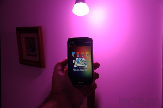 Lâmpadas smart podem ser controladas pelo dispositivo móvel (Foto: Divulgação/ Philips)