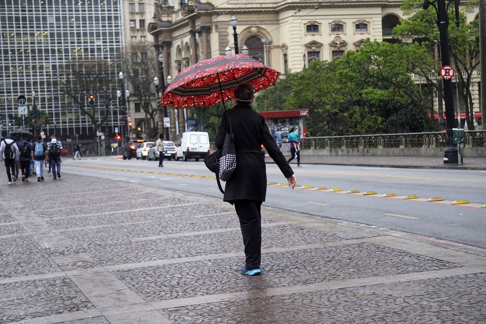 Pedestres enfrentam clima frio e chuva no centro da cidade de São Paulo — Foto: CRIS FAGA/ESTADÃO CONTEÚDO