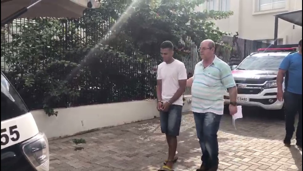 Jonathan, suspeito de matar advogado, é preso e levado para a cadeia de Pereira Barreto — Foto: Diogo Nolasco/TV TEM