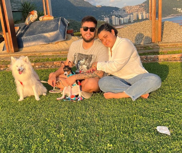 Preta Gil e Rodrigo Godoy com seus cachorros de estimação (Foto: Reprodução/Instagram)