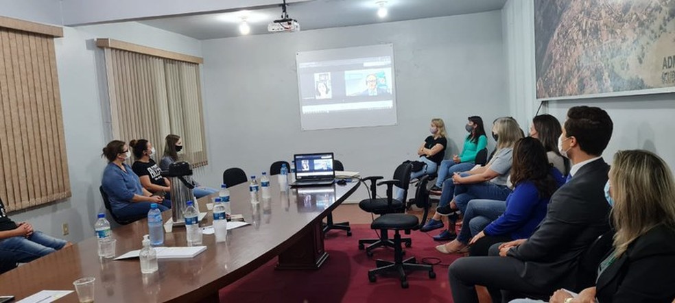 Damares Alves participou de reunião entre representantes  Ministério da Mulher, da Família e dos Direitos Humanos e a administração municipal de Saudades (SC) — Foto: SNDCA/Divulgação