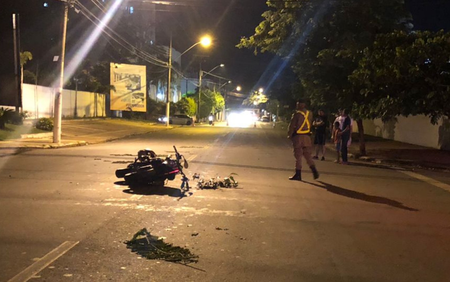 Motociclista morre após bater contra carro em cruzamento e ser arremessado; vídeo