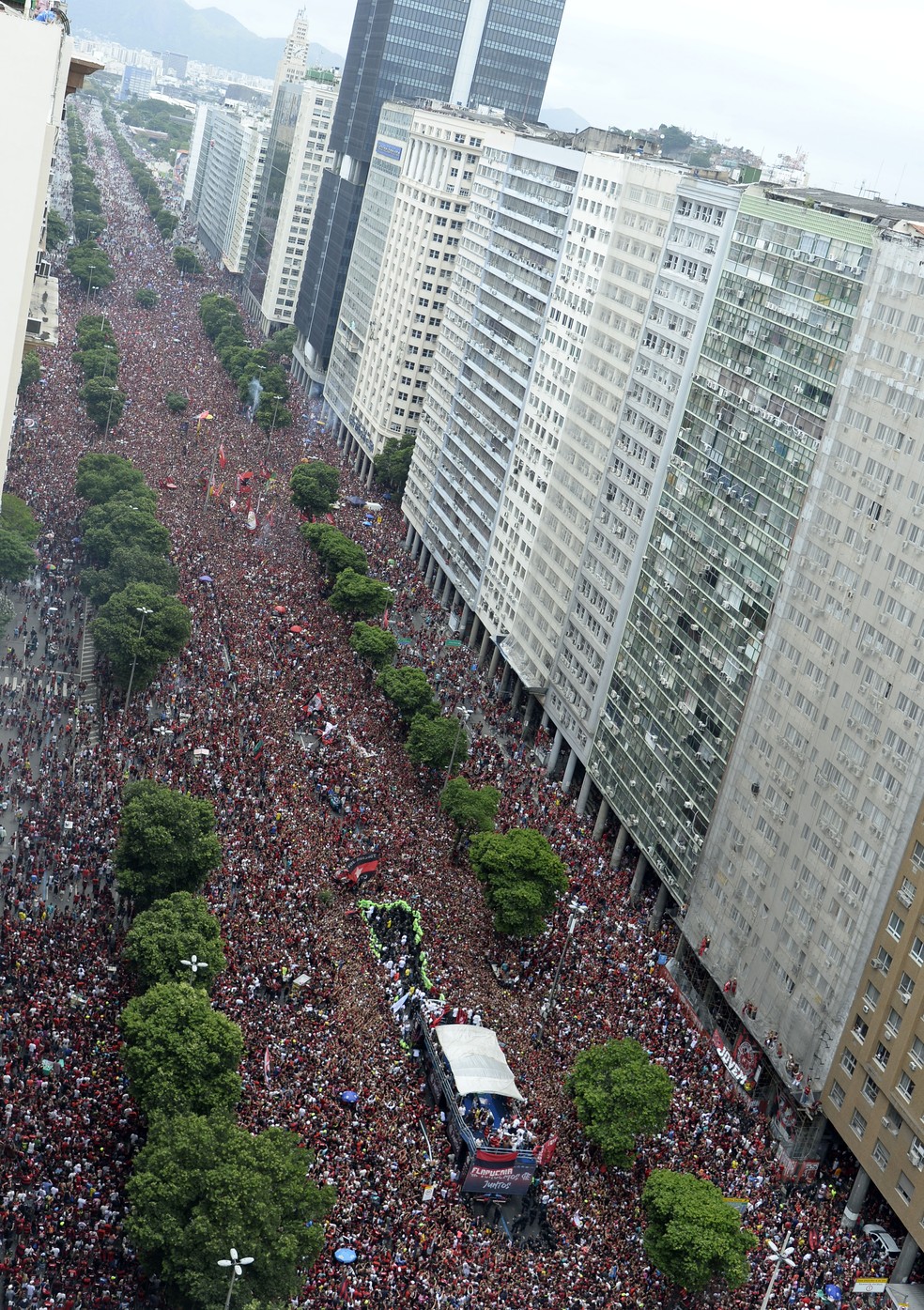 Torcida Flamengo festa título Libertadores Presidente Vargas Centro — Foto: André Durão