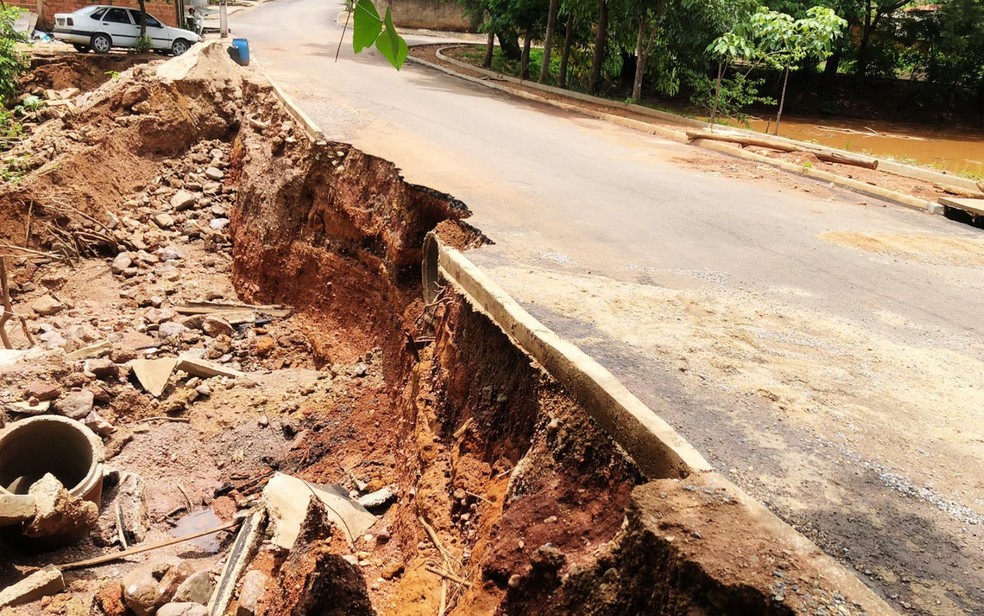 Rua de Uruaçu fica destruída após forte chuva aumentar nível de represa — Foto: Divulgação/CBM GO