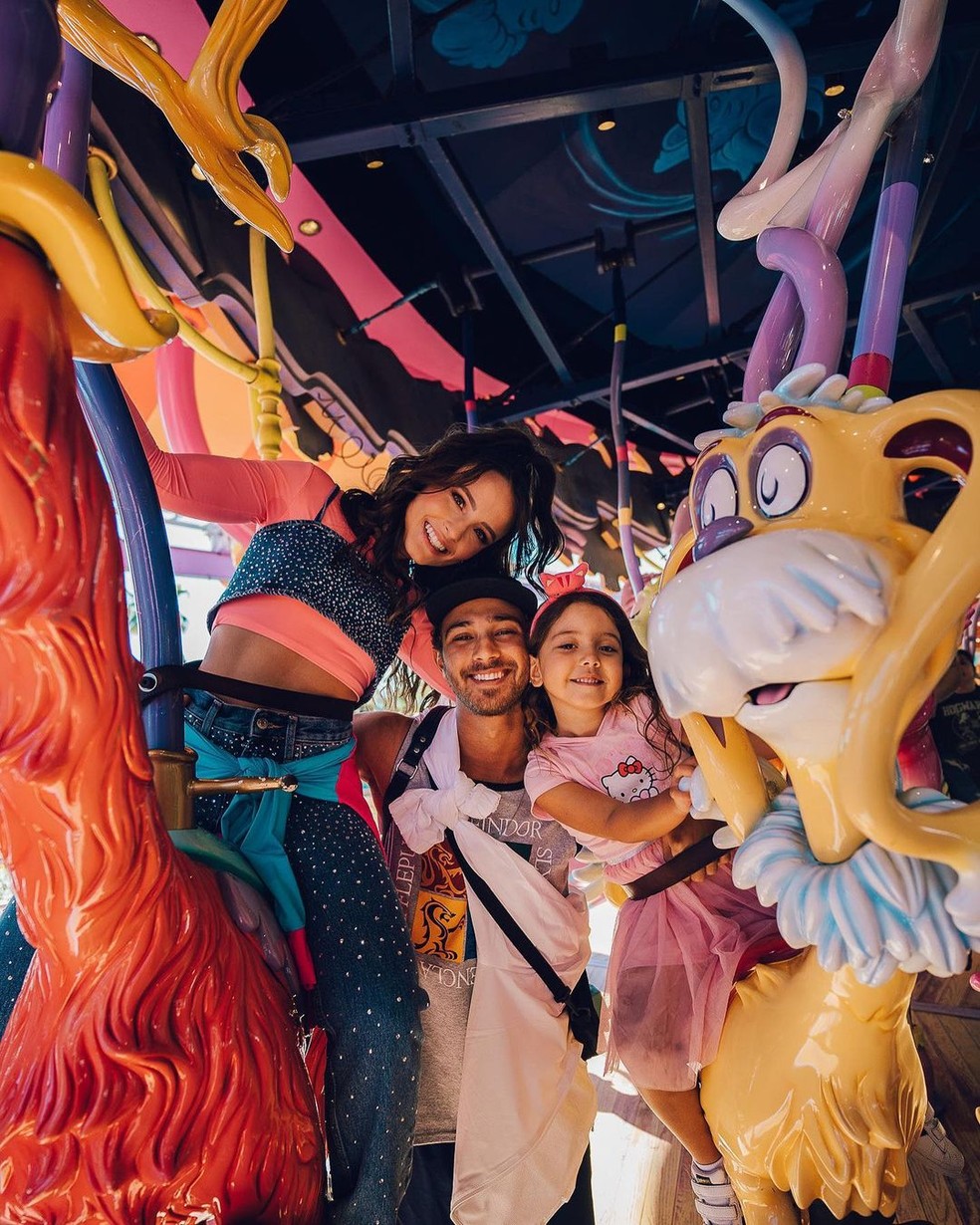 Larissa Manoela e Andr&eacute; Luiz Frambach com Antonella &mdash; Foto: Reprodu&ccedil;&atilde;o/Instagram