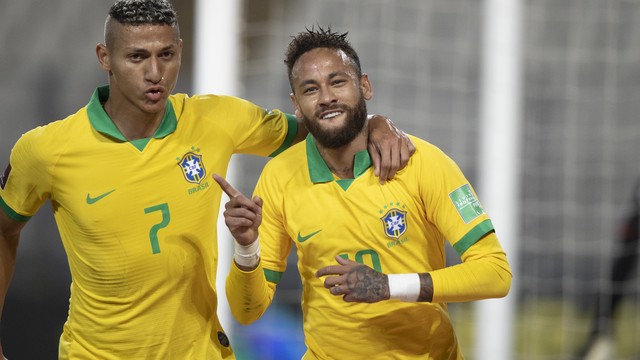 Neymar comemora com Richarlison gol do Brasil contra o Peru