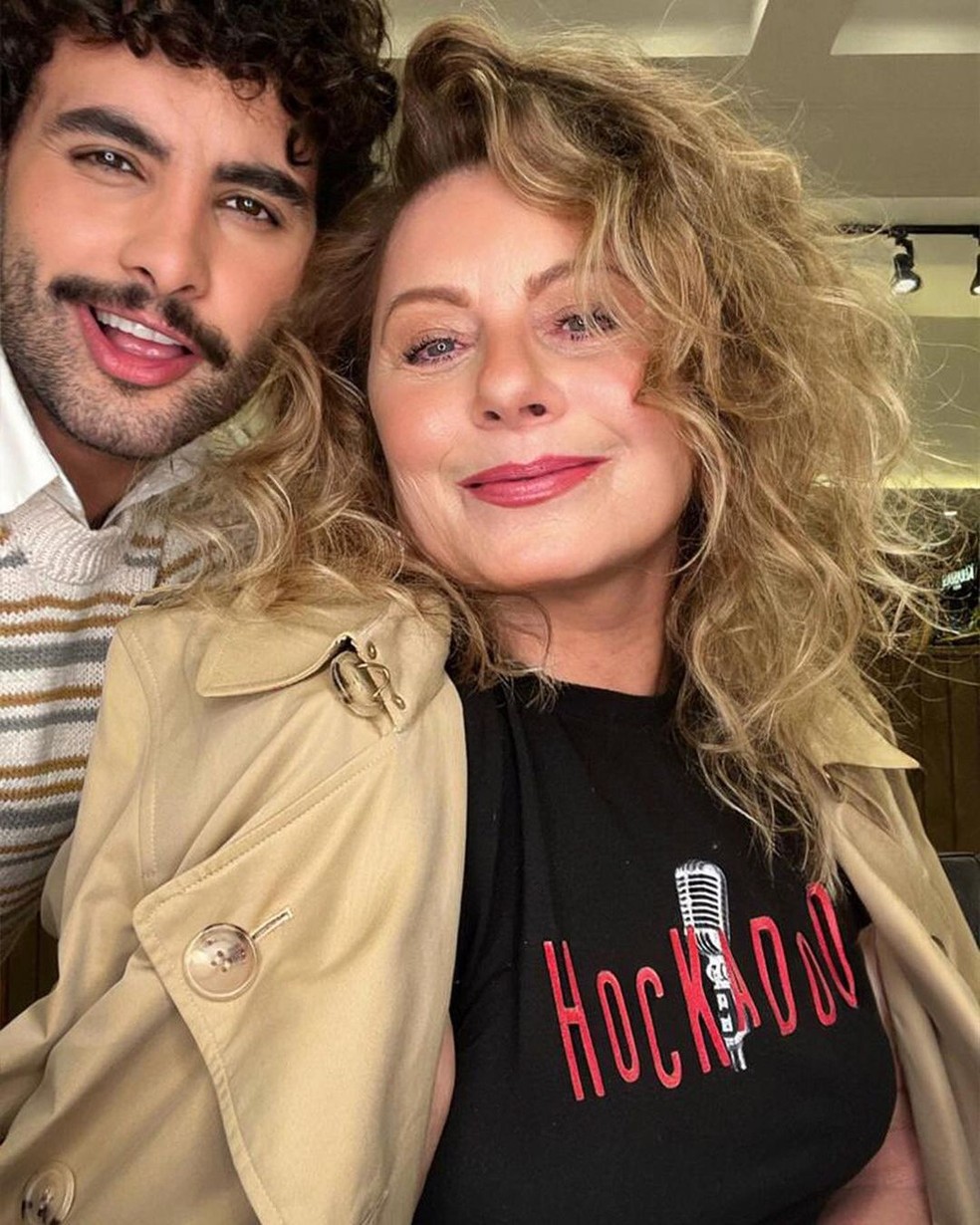 Vera Fischer e o hair stylist Costatto — Foto: Reprodução/Instagram