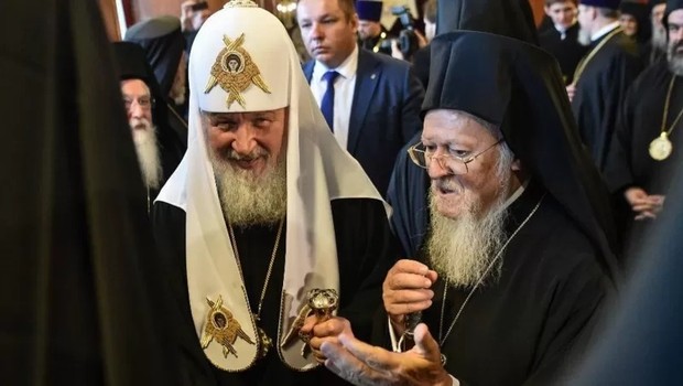 O patriarca Kirill (à esq.), representante máximo da Igreja Ortodoxa Russa, disse apoiar a invasão da Ucrânia para frear o avanço de bandeiras LGBTQIA+ no país (Foto: AFP via BBC)