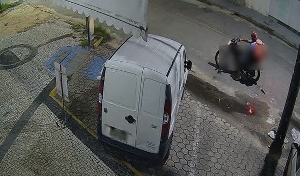 Homem se masturbou em via pública na frente de duas mulheres em Fortaleza. — Foto: Câmeras de Segurança/Reprodução