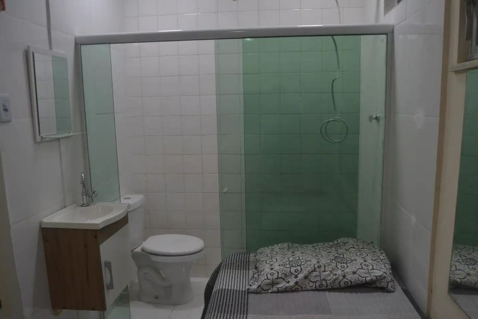 Guia de turismo criou minissuíte com cama no banheiro na pandemia, após ficar sem trabalho: A gente se reinventa