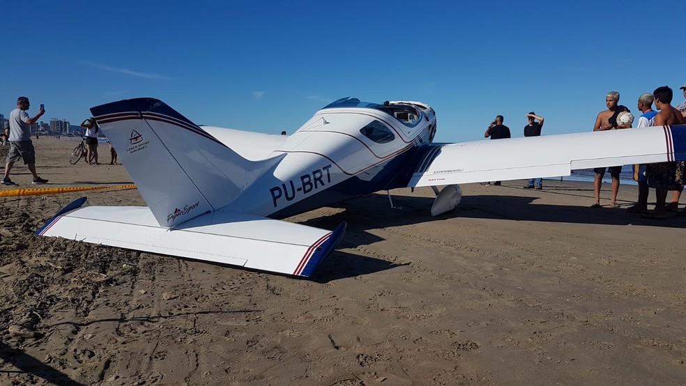 Monomotor faz pouso forçado na Praia de Navegantes — Foto: Ricardo Irigom/Arquivo pessoal