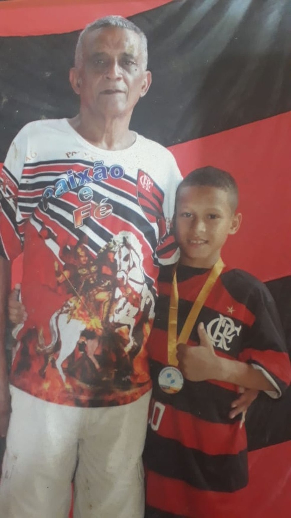 Gomes, volante do Flamengo, com o avô — Foto: Arquivo pessoal