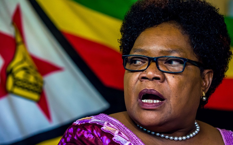 Joice Mujuru também foi afastada da vice-presidência do Zimbábue após sofrer ataques da primeira-dama (Foto: AFP)