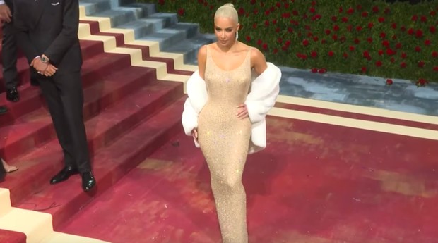 Met Gala 2022: Kim Kardashian usa vestido de US$ 10 milhões que pertenceu a Marilyn Monroe (Foto: Reprodução YouTube)