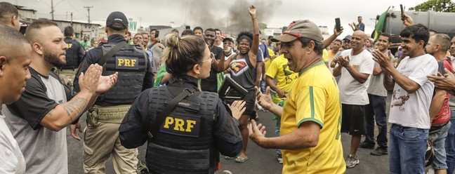 Bolsonaristas protestam diante de agentes da PRF na BR-101 em Itaboraí — Foto: Gabriel de Paiva/Agência O Globo