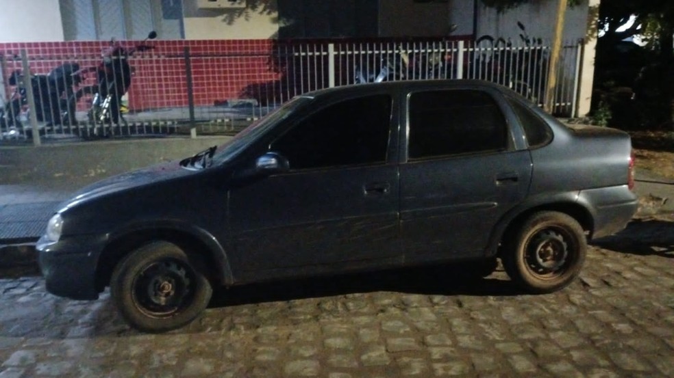 Carro roubado durante latrocínio foi encontrado minutos depois em Mossoró — Foto: Cedida