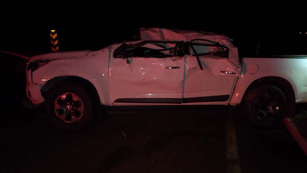 Caminhonete ficou completamente destruída  — Foto: Polícia Militar/Divulgação