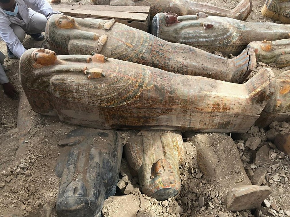 Sarcófagos encontrados por arqueólogos no Egito em uma das maiores descobertas recentes — Foto: Ministério de Antiguidades do Egito/AP