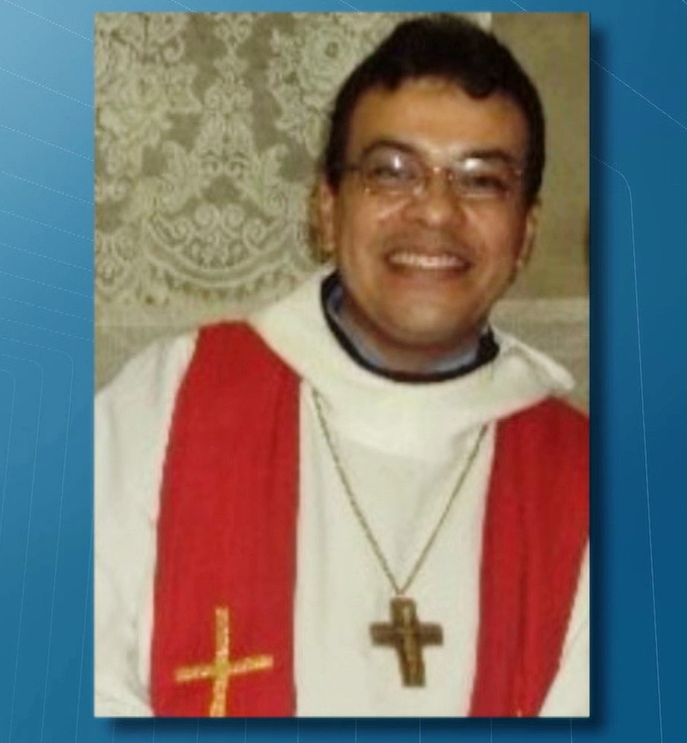 Padre Pedro Gomes Bezerra foi encontrado morto e enrolado em lençol dentro de casa em Borborema, na Paraíba (Foto: Reprodução/TV Cabo Branco)