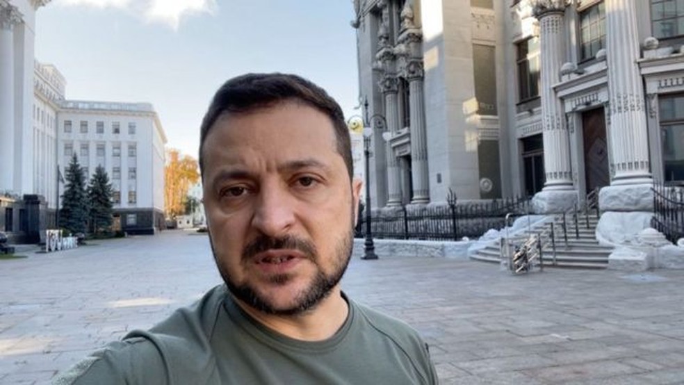 O presidente ucraniano, Volodymyr Zelensky, estima que precisa de mais armas para garantir a defesa aérea de seu país. — Foto: Presidência ucraniana/ divulgação via BBC