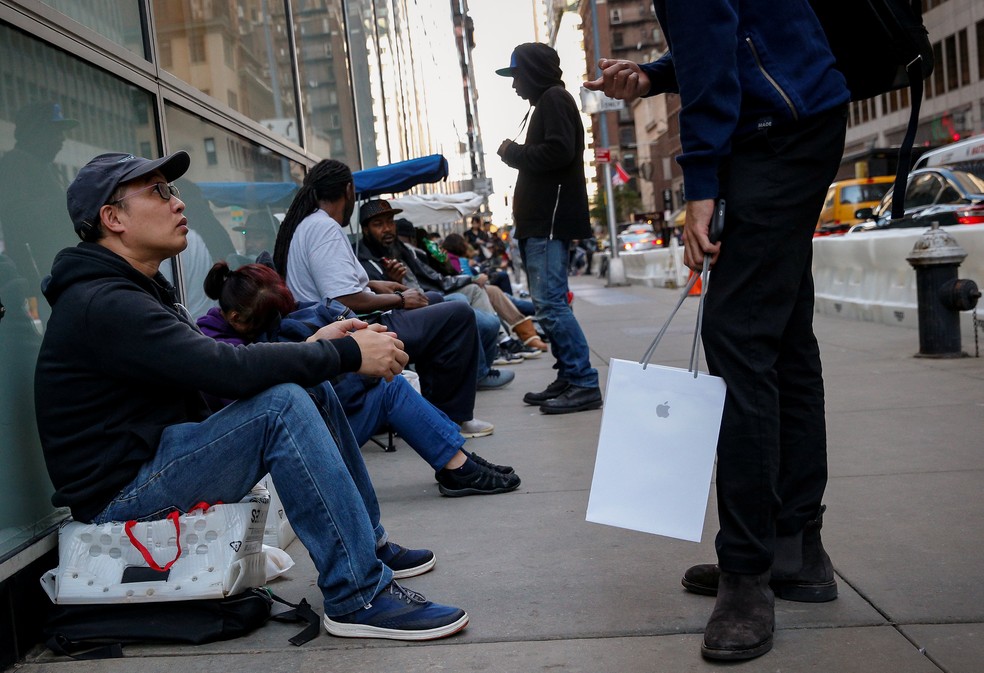 Consumidores acampam na frente de loja da Apple para comprar novo iPhone (Foto: Brendan McDermid/ Reuters)