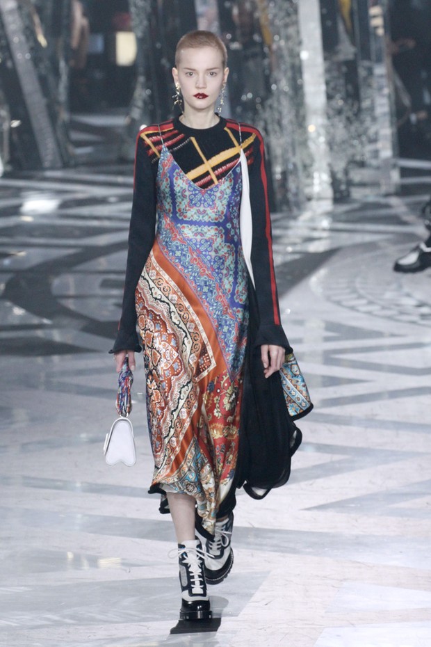 #SuzyPFW Louis Vuitton: Awash With Modernity - Vogue | en