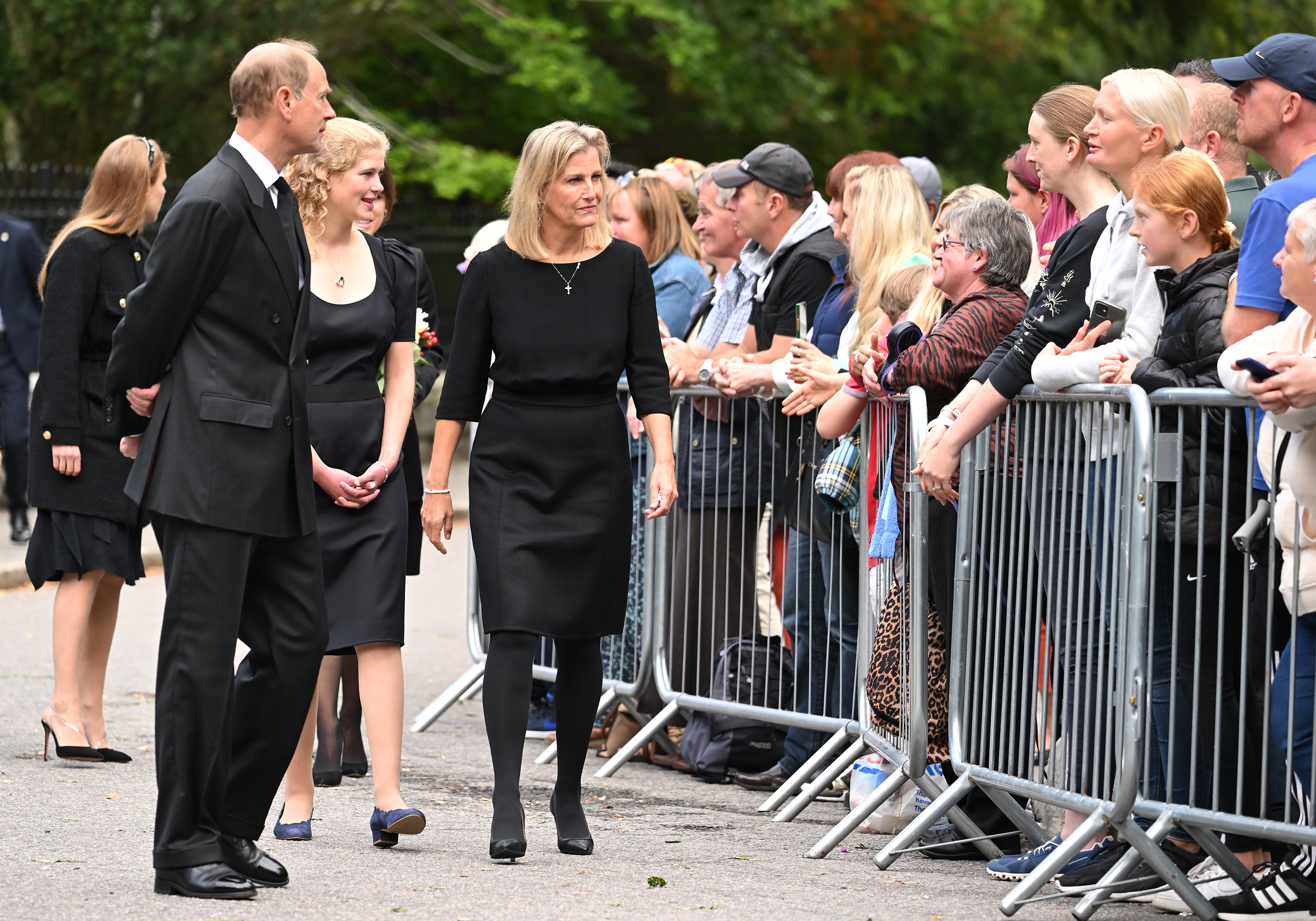ABERDEEN, SCOTLAND - SEPTEMBER 10: Prince Edward, Earl of Wessex, Lady Louise Windsor and Sophie, Countess of Wessex depart Balmoral Castle for a church service at Crathie Kirk on September 10, 2022 in Aberdeenshire, Scotland. Elizabeth Alexandra Mary Win (Foto: WireImage)