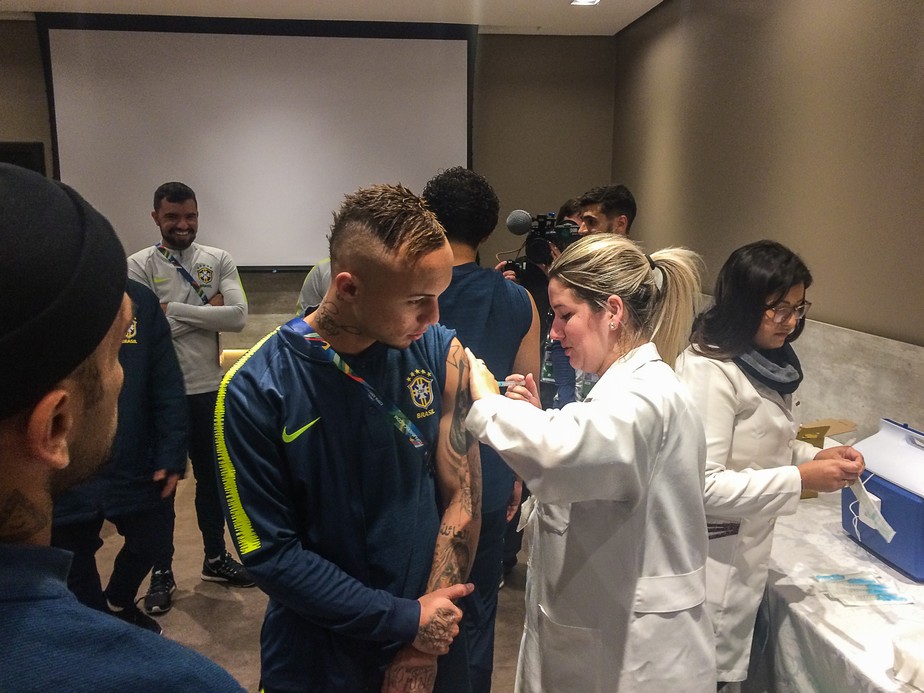 Jogadores da Seleção são vacinados contra caxumba após jogo contra o Paraguai