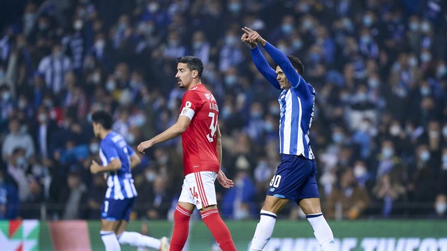 Evanílson comemora um de seus dois gols em Porto x Benfica