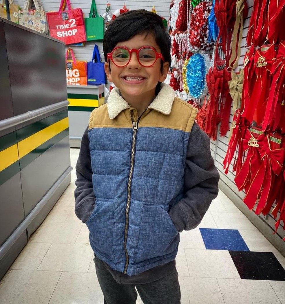 Lucas, hoje com 6 anos, conseguiu controlar o tumor que desenvolveu nos olhos. Hoje estuda o primeiro ano do ensino fundamental no Canadá. — Foto: Arquivo pessoal