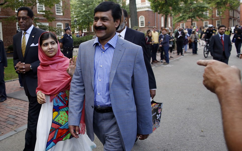  Foto de Malala ao lado do pai, Ziauddin Yousafzai, quando chegaram em Cambridge para um discurso em setembro de 2013 (Foto: Jessica Rinaldi/AP)