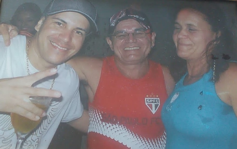 MC Primo (à esq) ao lado do pai, Cícero Lurdes de Almeida, e da mãe, Maria Silene Almeida — Foto: Arquivo pessoal
