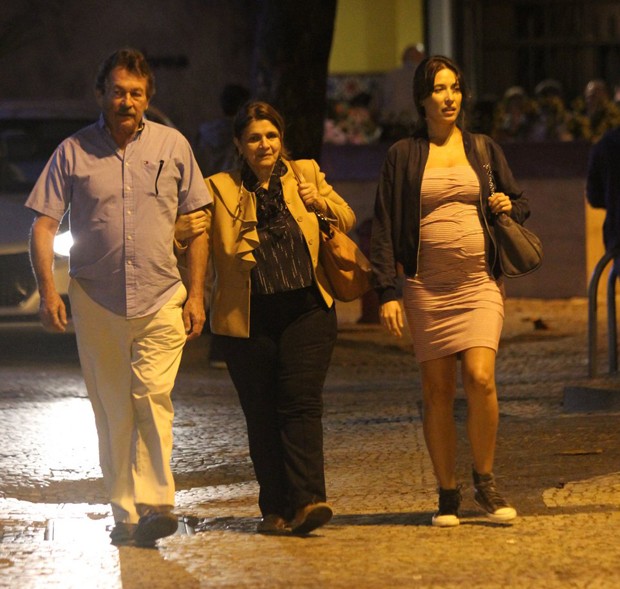 Giselle Itié com os pais (Foto: Rodrigo Adão/AgNews)