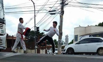 Atletas pedem em sinal para disputar  Copa do Brasil de Taekwondo no DF (Foto: Magno Lima)
