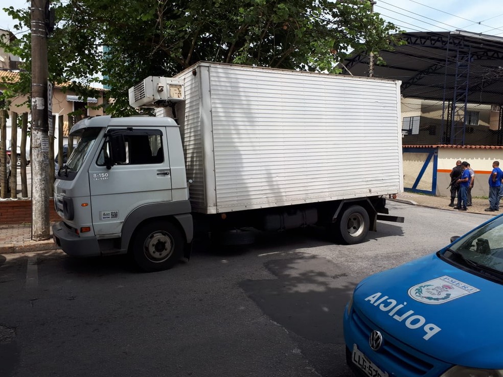 Caminhão-baú foi interceptado no bairro Barreto pela Polícia Militar de Macaé, RJ, após roubo no ES — Foto: Polícia Militar/Divulgação