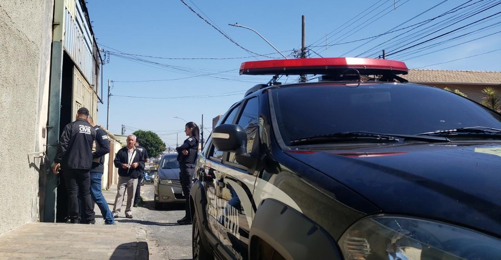 Sete viaturas da Polícia Civil estiveram no local — Foto: Flávia Ayer / TV Globo