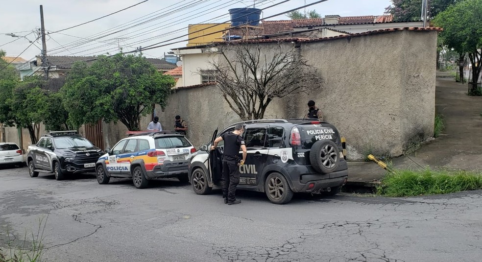 Polícia investiga morte de adolescente encontrado com escoriações no bairro Minas Caixa — Foto: Carlos Eduardo Alvim/TV Globo
