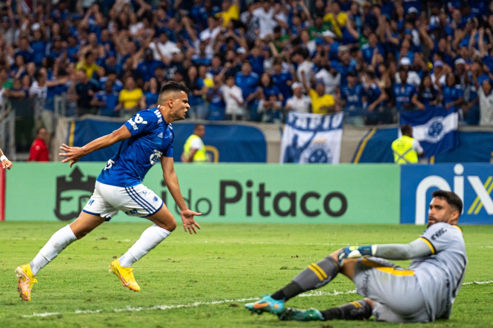 Bruno Rodrigues jogador do Cruzeiro comemora seu gol durante partida contra o Crici�ma � Foto: Alessandra Torres/AGIF