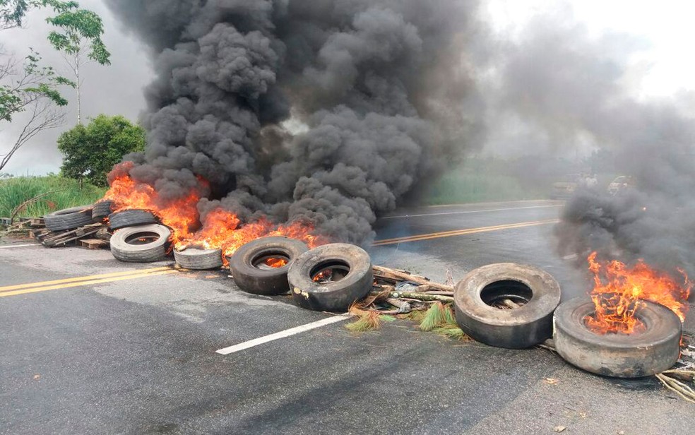 Pista foi interditada e congestionamento se formou (Foto: Divulgação/PRF)